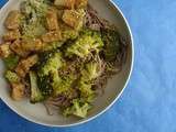 Nouilles soba au pesto de brocoli, tofu aux épices cajun