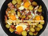 Œufs au plat, pommes sautées à la poitrine fumée