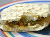 Œufs et légumes brouillés dans un pain pita