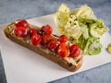 Tartines houmous tomates cerises confites