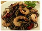 Spaghetti à l’encre de sèche et crevettes sautées à l’ail et au persil