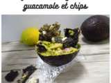 Coque d'avocat garnie au guacamole et chips