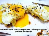 Gaufre garnie de sauce tomate/tapenade, fromages, oeufs et graines de nigelle