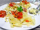 Pâtes tagliatelles en sauce - basilic, tomates, huile d'olive, ail rose et graines de nigelle