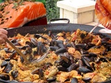 Paella  aux crevettes, moules, saumon, chorizo