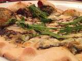 Pizza aux oignons frits, tapenade, fromage bleu, roquette au barbecue ou au four