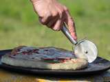 Pizza des campeurs au barbecue ou à la poêle