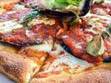 Pizza parmigiana, aubergines, parmesan, tomates, basilic (Italie, Sicile)