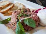 Tartare de boeuf aux oignons rouges marinés au vin rouge (Grèce)