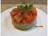 Salade avocat, thon et tomates comme un millefeuille