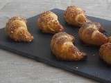 Croissants feuilletés à la tapenade oignon/olive et graines de sésame et pavot