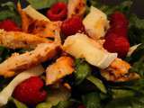 Salade au poulet, brie & framboises