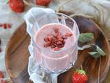 Milkshake banane, fraise et baies de goji