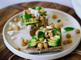 Toast à l’avocat, pois-chiche et feta