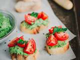 Toasts apéritifs avocat, herbes et tomate d’Ottolenghi