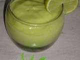 Smoothie d'ananas, avocat et citron vert