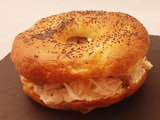 Bagel poulet fromage frais. Pain américain et garniture maison