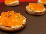 Blinis œufs de truite. Une recette de toasts à servir à Noël ou Nouvel An