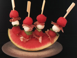 Melon d’eau, mozzarella et jambon cru. Une recette de brochettes apéritives