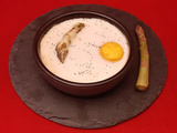 Œuf cocotte aux asperges vertes. Une entrée chaude au four pour Pâques