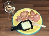 Raclette traditionnelle et originale. Un plat convivial en hiver