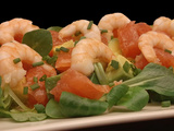 Salade de crevettes, avocat et pamplemousse rosé. Une recette colorée pour une entrée festive