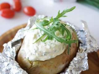 Pommes de terre au four, sauce ciboulette à la Vache qui rit