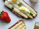 Tartine complète : crème aux herbes, saumon fumé et asperges blanches