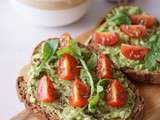 Tartines à la purée d'avocat, tomates cerises et graines de lin