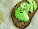 Tartine d’avocat au sésame noir