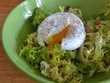 Œuf poché, frisée aux lardons