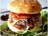 Hamburger de boeuf, tomates cerises et romarin