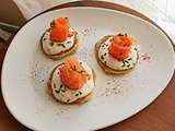 Blinis de pommes de terre, creme acidulee, saumon fume