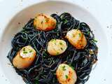 Spaghettis a l'encre de seiche, noix de saint jacques, sauce cremeuse a l'orange