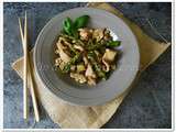 Wok de poulet aux asperges vertes et pignons