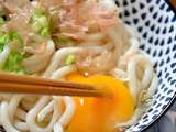 Nouilles udon à l'oeuf cru et au katsuobushi