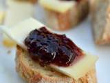 Pain grillé au fromage de brebis et confiture de cerise noire