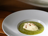 Soupe de kiwi, quenelle de chocolat blanc