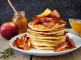 Pancakes au bacon et pommes caramélisées au sirop d’érable