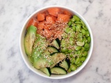 Poke Bowl à l’avocat, concombre, fèves, saumon et vinaigrette aux graines de sésame