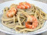 Spaghettis aux crevettes, sauce aubergines et pignons