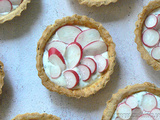 Tartelettes aux radis roses et fromage frais aux herbes