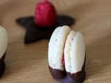 Macarons crème de framboise et coque en chocolat