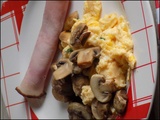 Oeufs brouillés aux champignons et jambon