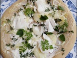 Pizza au chèvre, oignons et herbes