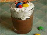 Verrine de chocolat à la chantilly et éclats de m&m's