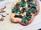 Focaccia au parmesan, tomates séchées et pesto de basilic et noix grillées