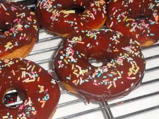 Donut glacage aux chocolat( Donut Américaine à ma facon)/Pate magique