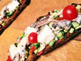 Bruschetta de sardine à l'huile sur une salade salsa