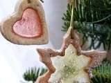 Biscuits sablés à l'orange et aux épices, comme des suspensions de Noël féeriques